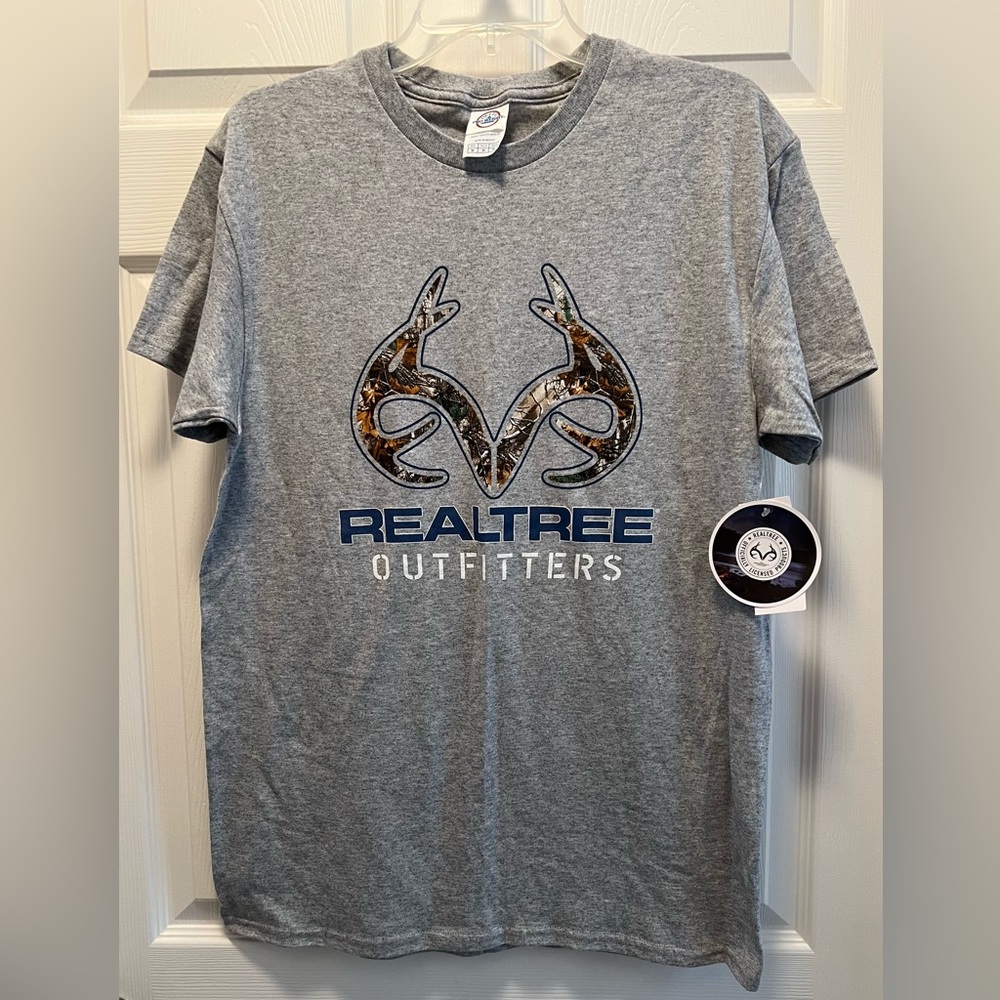 Adult RealTree T-shirt NEW with tags - Size Medium